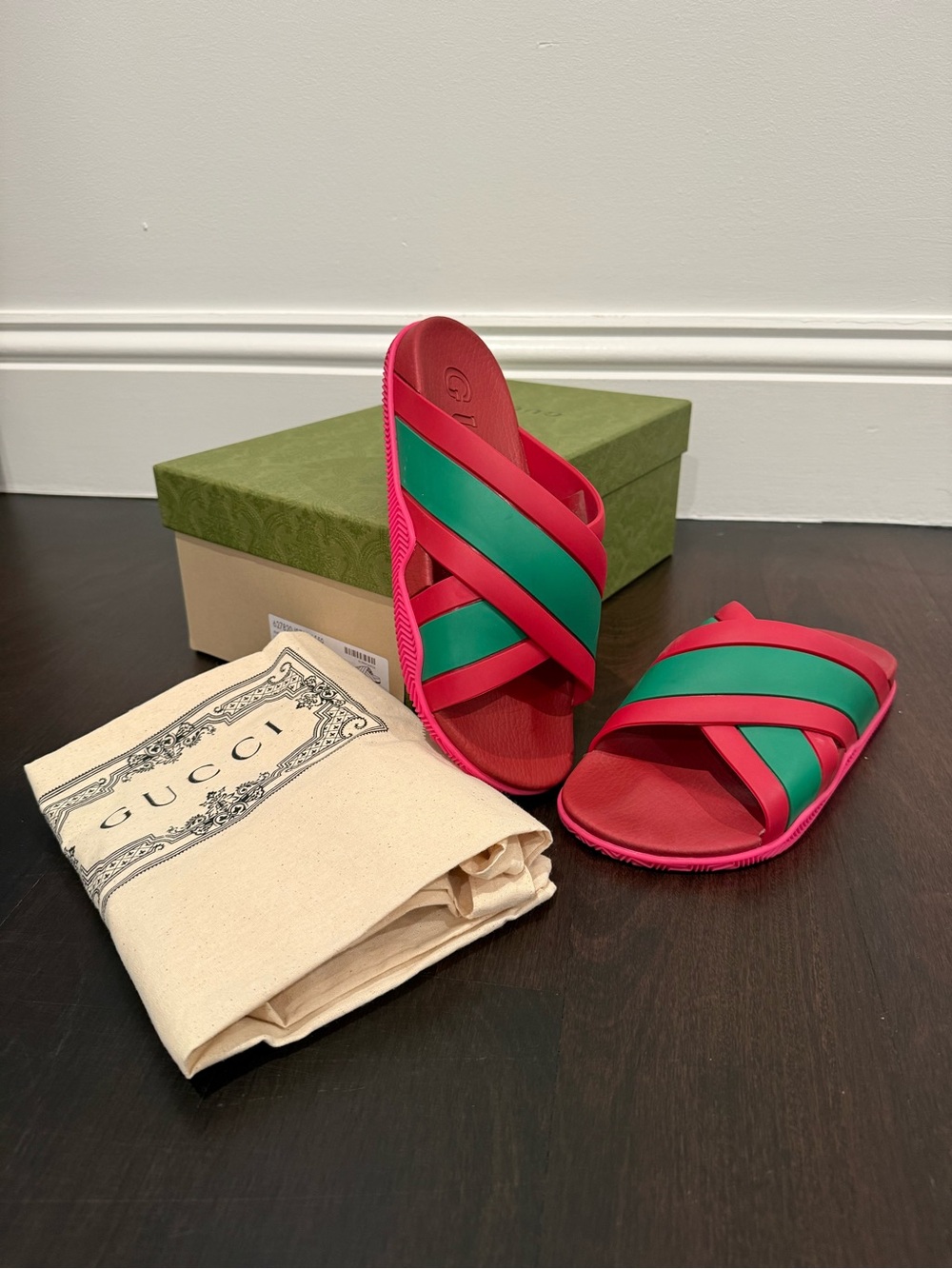 Gucci Rubber Agrado criss cross slide Sandals in the Coral/New Shamarock colorw